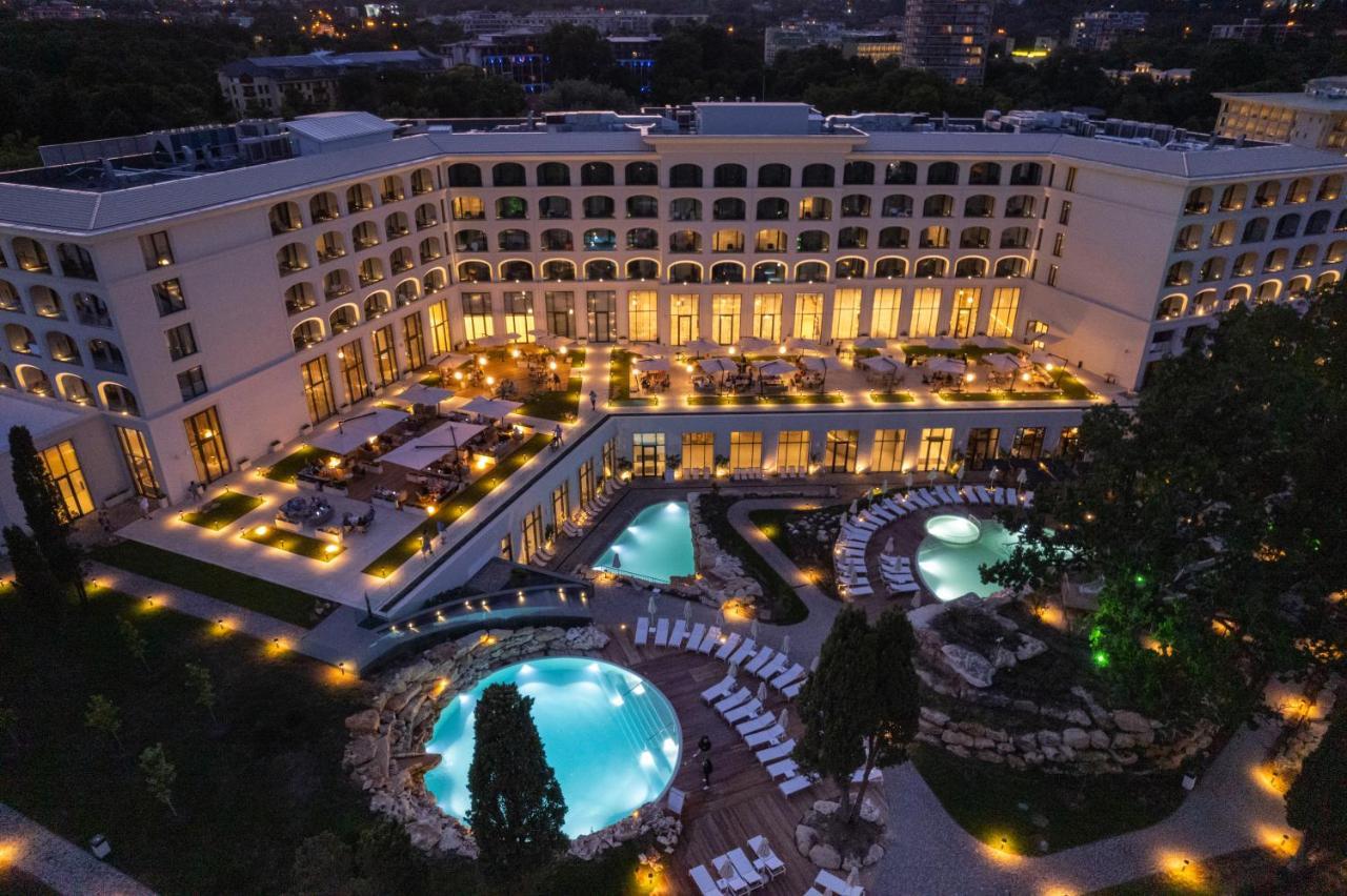 Ensana Aquahouse Hotel Saints Constantine and Helena Exterior photo The hotel at night